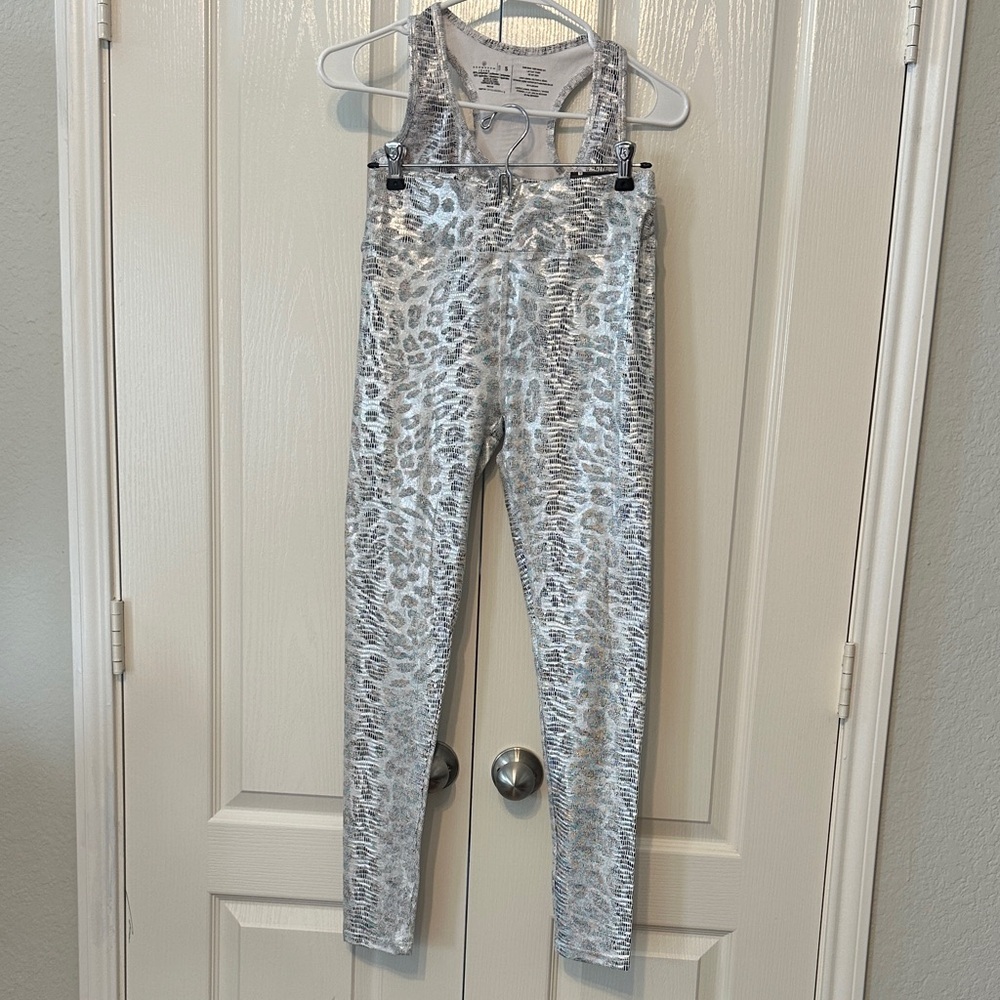 Forever 21 set of leggings and top size small silver color snake print